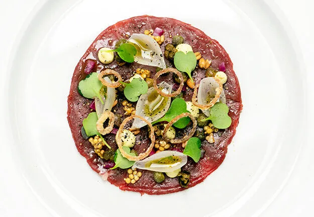 Kuva annoksesta Härkäcarpaccio & sipulia