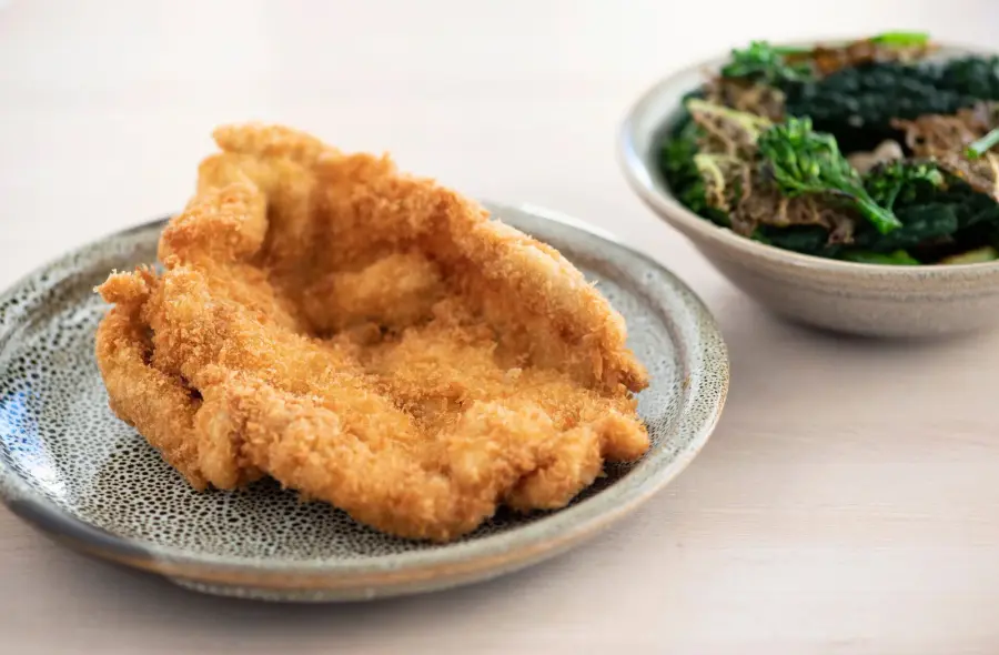 Kuva annoksesta Kananpoika-schnitzel ja sieniä