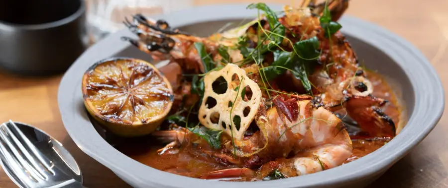 Kuva reseptistä Viikko 25/2022 - Kevin Manu | Ravintola Boon Nam: IBERICO-POSSU SALAATTI, NAM TOK DRESSING, GRILLATTUJA TOM YAM RAPUJA, KOOKOS TIRAMISU