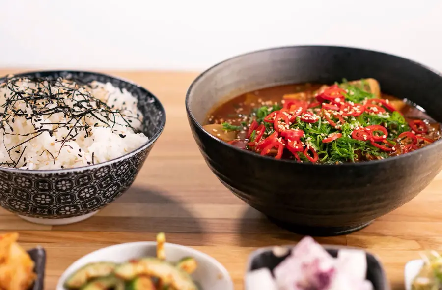 Kuva annoksesta Doenjang-jjigae possunkyljestä