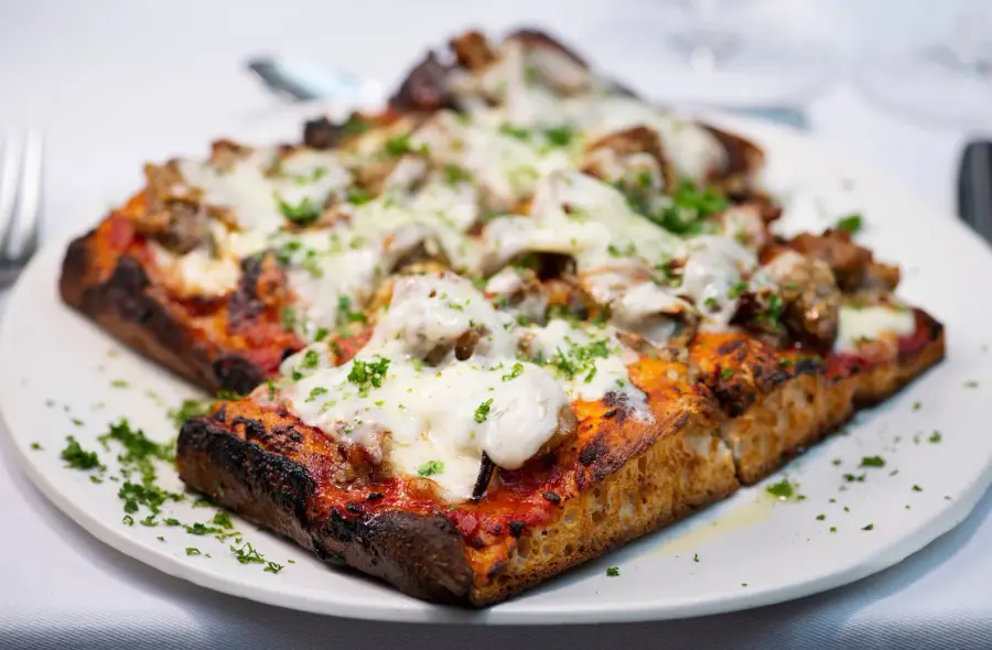Kuva annoksesta P.I.G. – Pizza in teglia ja fenkolisalaatti