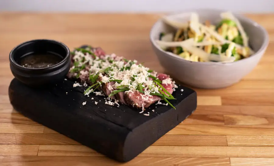 Kuva annoksesta Naudan tataki ja wasabi-soijadippi