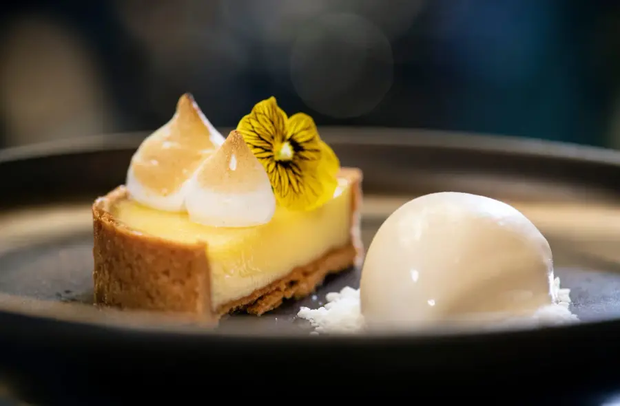 Kuva annoksesta Lily’s lemon pie & Oolong-jäätelöä