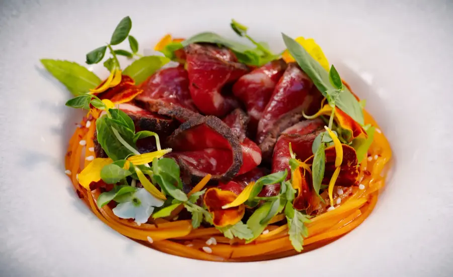 Kuva annoksesta Härkä-tataki ja japanilaista curryä