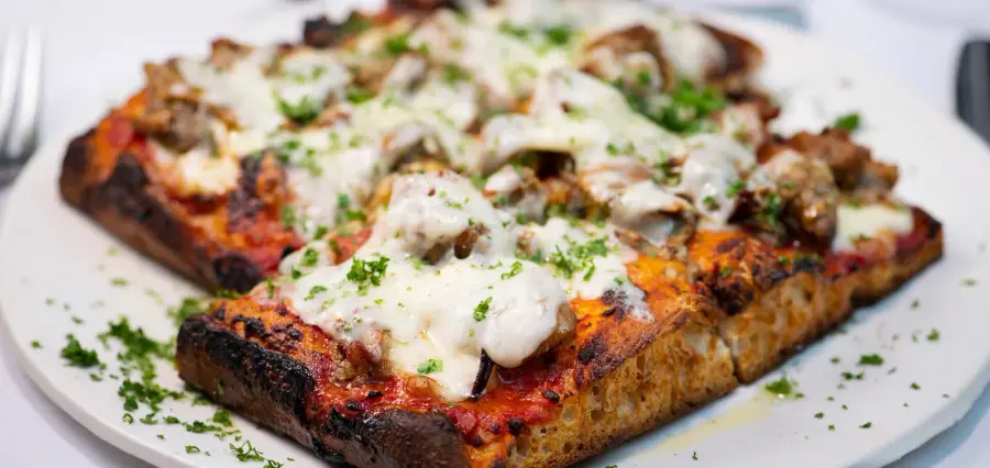 Kuva reseptistä Weekend Menu heinäkuu 2024 - Fabrizio Moriconi | Forza Helsinki: Supplì, P.I.G. – Pizza in teglia ja fenkolisalaatti, Maritozzo