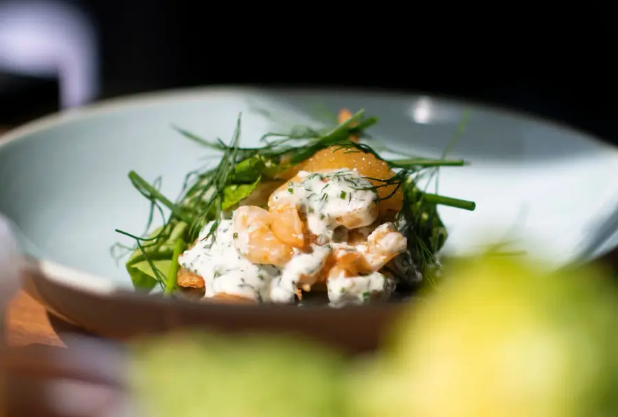 Kuva annoksesta Skagen grillatuista jättikatkaravuista & kurkkua