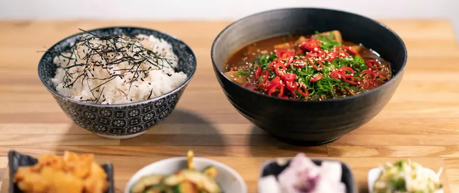 Kuva reseptistä Viikko 22/2022 - Valtteri Willberg | Ravintola Karu: Tonnikala (Maguro) Wakame, Doengjang jjigae possunkyljestä, Mango Purin