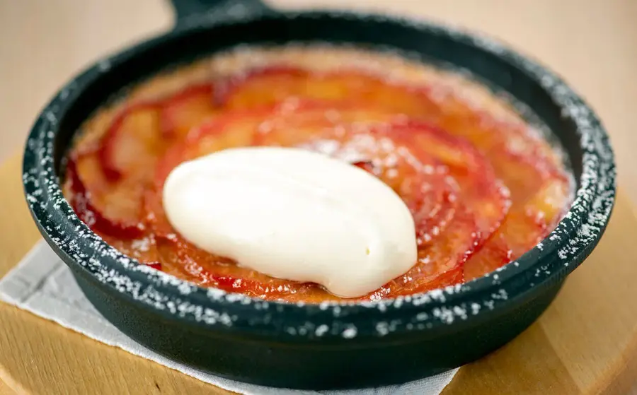 Kuva annoksesta Luumua ja clafoutis