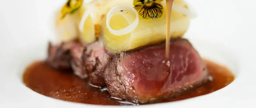 Kuva reseptistä Viikko 13/2023 - Lari Helenius | Olo Creative Catering: Kevyesti suolattua taimenta, simpukkavinaigrettea ja pikkelöityä kevätsipulia, Paahdettua marmorihärkää, haudutettua purjoa ja mausteista madeirakastiketta, Karamellisoitua ananasta, mantelikakkua ja ananas-sorbet