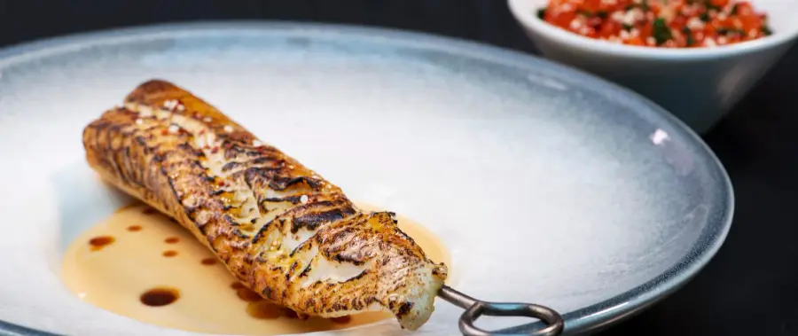 Kuva reseptistä Weekend Menu elokuu 2024 - Kalle Tanner | Ravintola Ego: Härkä-tataki ja japanilaista curryä, Grillattua kuhaa ja soija-hollandaisea, Sansholla marinoituja mansikoita, yuzu-curdia ja matchalla maustettua marenkia