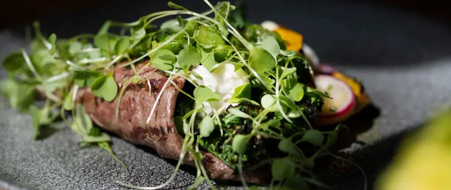 Kuva reseptistä Viikko 34/2022 - Kristian Vuojärvi | KV Restaurants: Salaatti grillatuista minimustekaloista ja romainesta, Grillattu härän lehtipihvi, ruohosipulivoita ja marinoituja kesäkasviksia, Minttusuklaata ja rommimansikoita