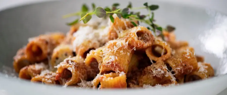 Kuva reseptistä Viikko 04/2023 - Samuel Suriano | La Lux Yachts: Caprese-salaatti, Rigatoni al Ragù, Molisen mantelikakku