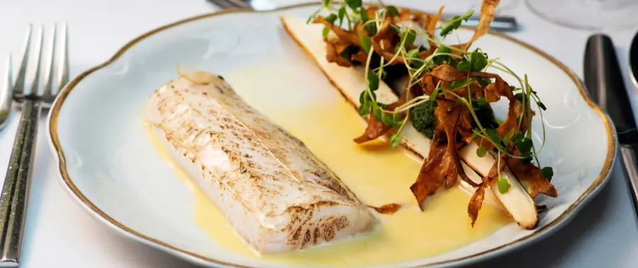Kuva reseptistä Weekend Menu heinäkuu 2024 - Taneli Korsiala | Ravintola Brasa: Beef & Tuna, Grillattua kuhaa, parsakastiketta ja persilijajuuria, Kuusijäätelöä, mantelivaahtoa ja mallaskeksi