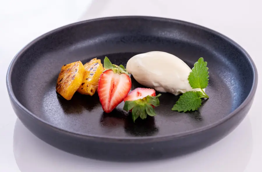 Kuva annoksesta Mascarpone-mousse ja grillattua ananasta