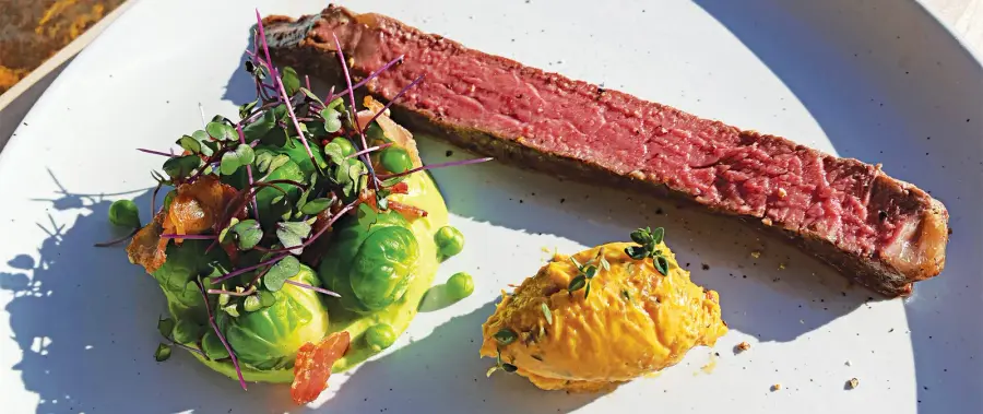 Kuva reseptistä Viikko 09/2022 - Petteri Luoto | Kauhamatkaaja: Sitrusmarinoitua turskaa ”Leche de Tigre”, New York Strip Steak & BBQ Butter, Hillotulla inkiväärillä maustettu suklaamousse